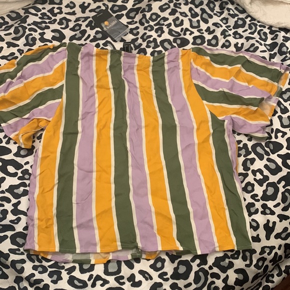 Stripped Crop Shirt - Picture 2 of 3